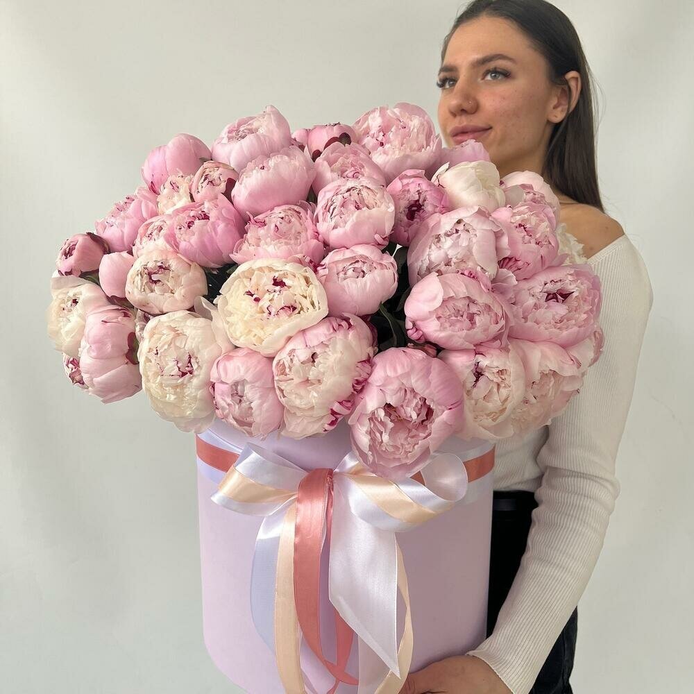 Розовые ароматные пионы Сара Бернар Экстра в коробке 65 штук