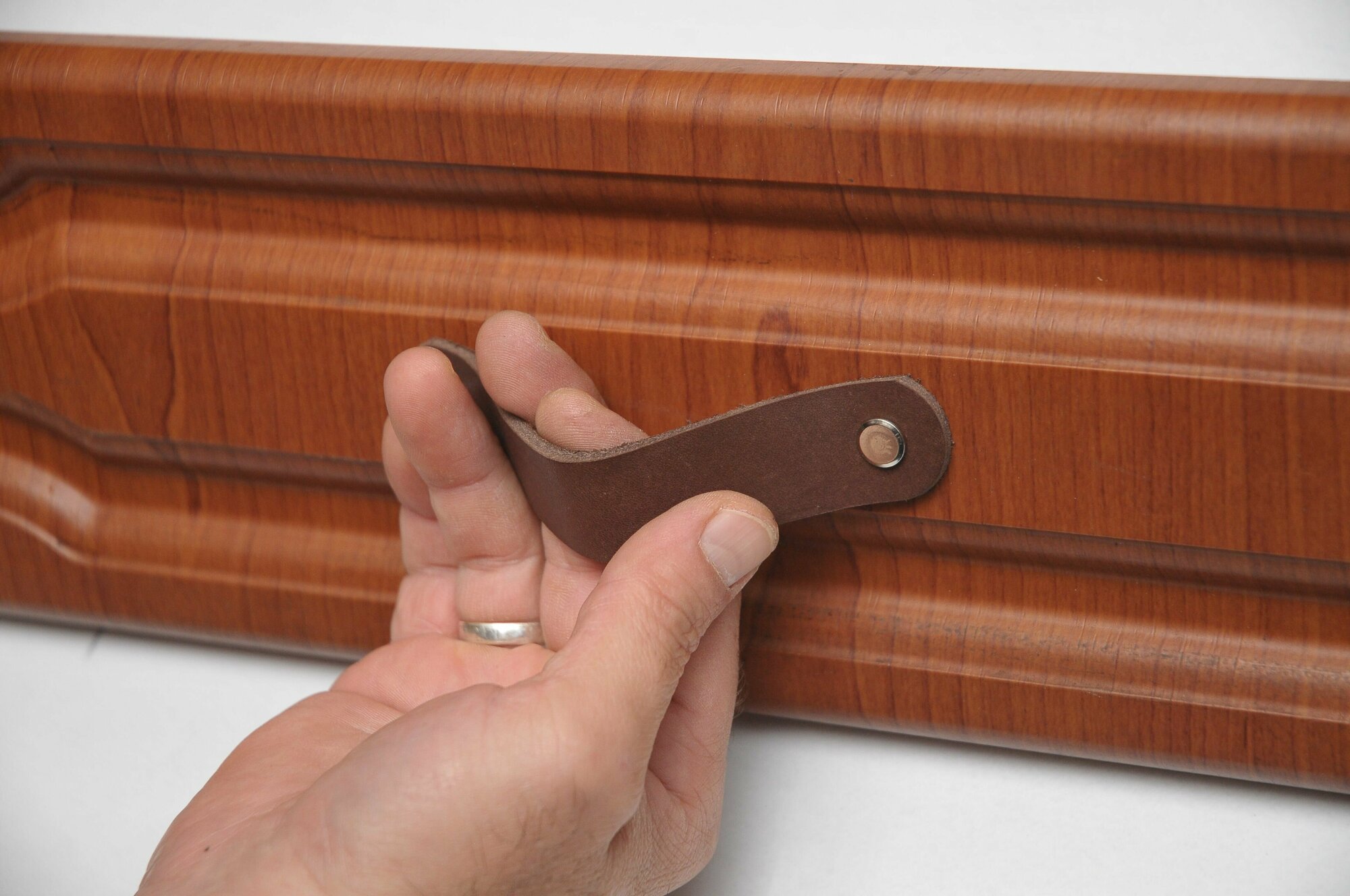 Ручка для мебели кожаная 96 мм без логотипа 2 шт коричневая/скоба/кожедуб - фотография № 1