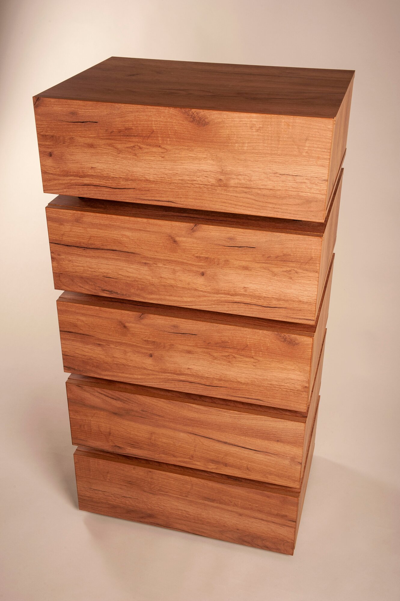 Высокий комод для вещей деревянный с 5 выдвижными ящиками в гостиную Hesby Chest 8 лофт дуб табачный - фотография № 17