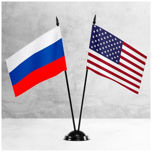 Настольные флаги России и США на пластиковой черной подставке
