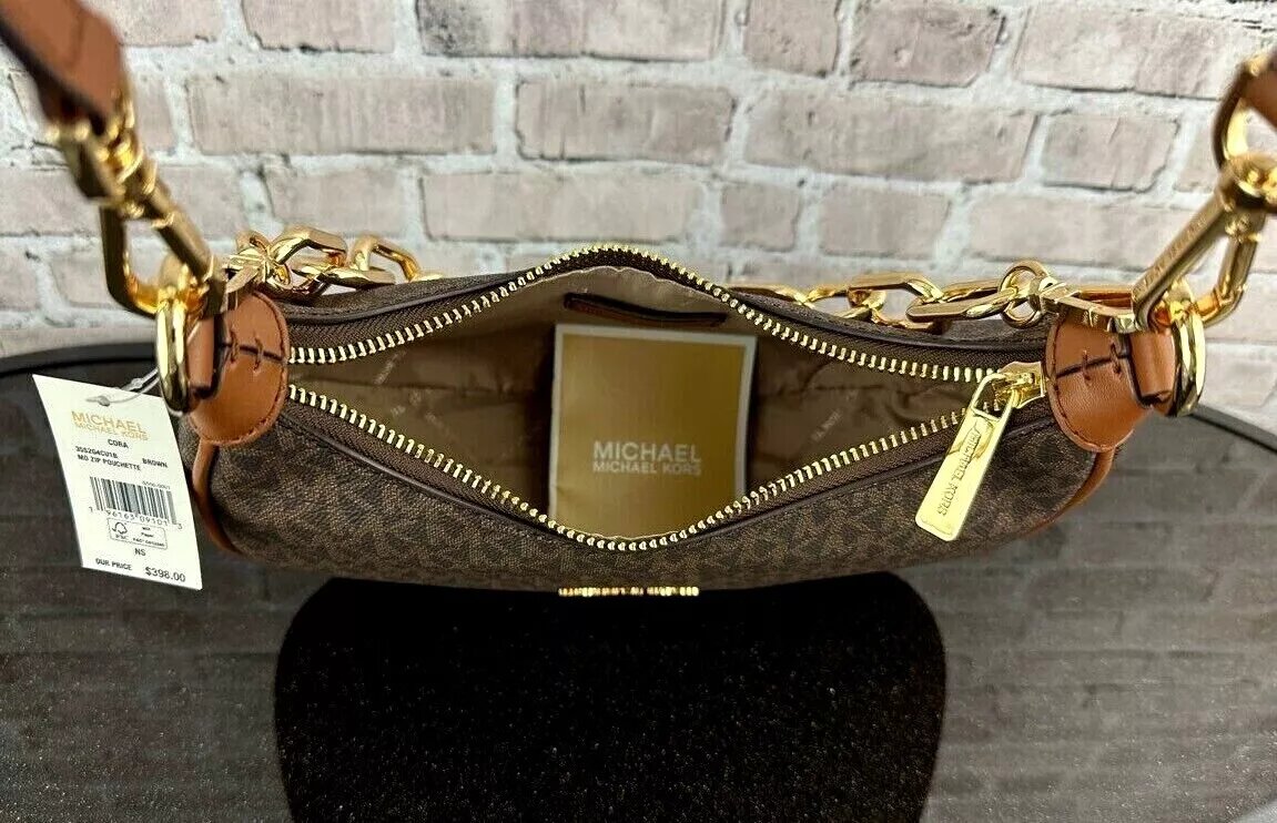 Сумка Michael Kors коричневая в монограмму с ручкой-цепью и золотистой фурнитурой — фото 1
