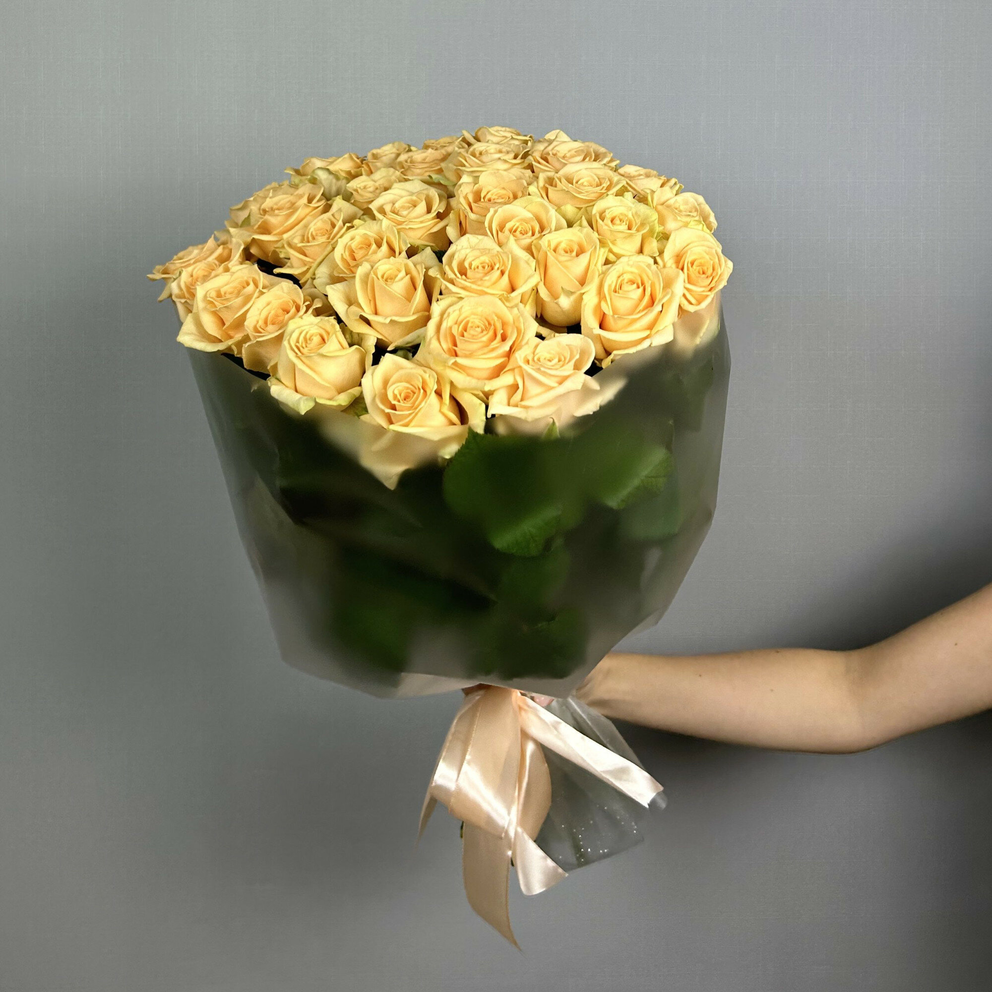Букет из 33 кремовых роз в упаковке "Новая Голландия" высота 50 см
