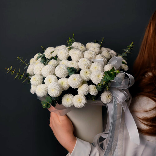 Изображение товара Цветы / Коробка с белой хризантемой Ньютон и свежим эвкалиптом для изысканного подарка