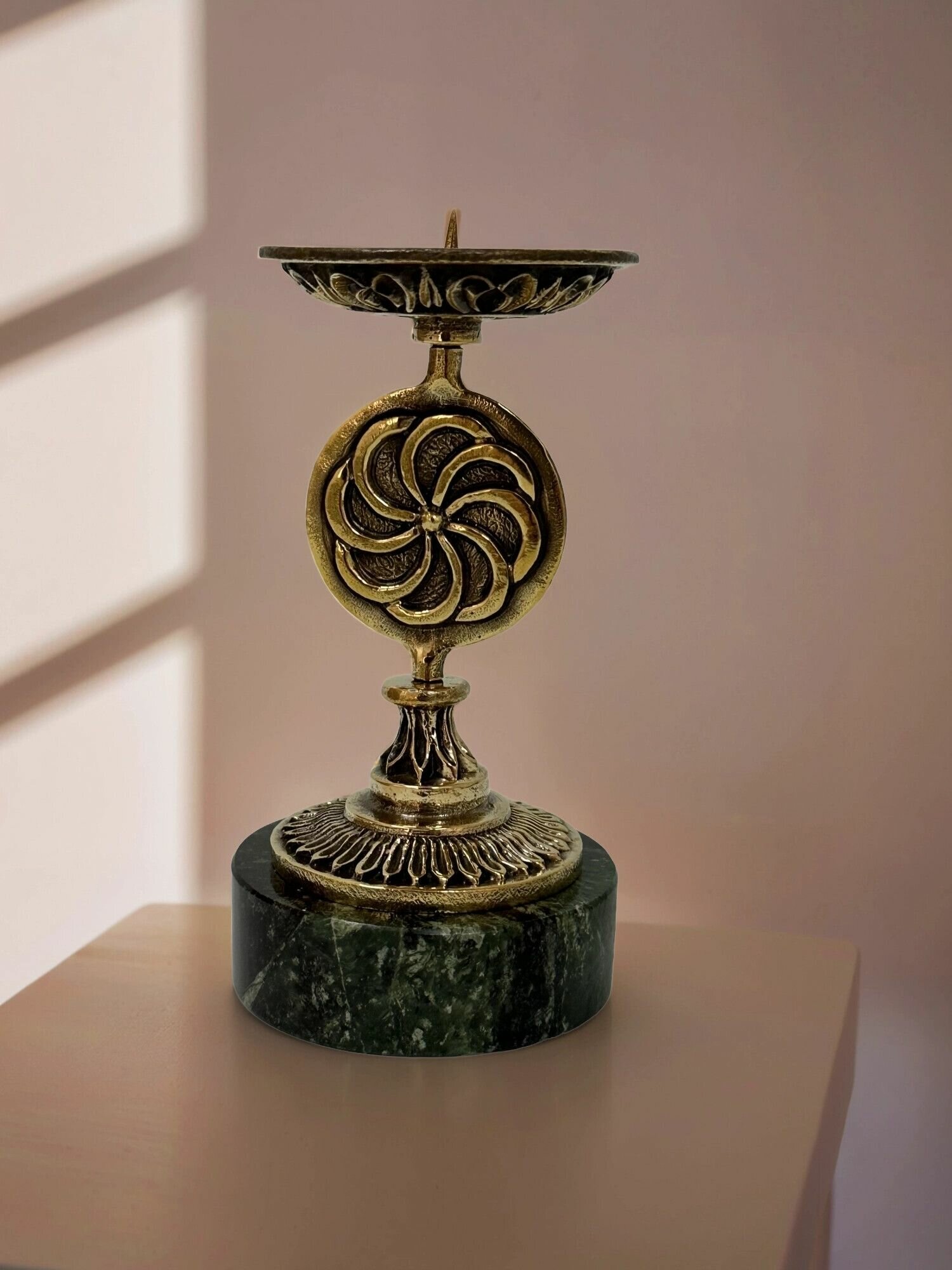 Подсвечник "Солярный символ", на змеевике, материал изготовления латунь, змеевик