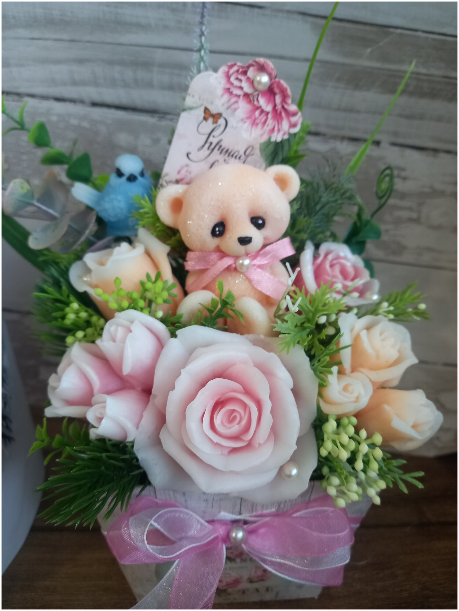 Подарочный букет из роз с Мишкой из сувенирного мыла ручной работы