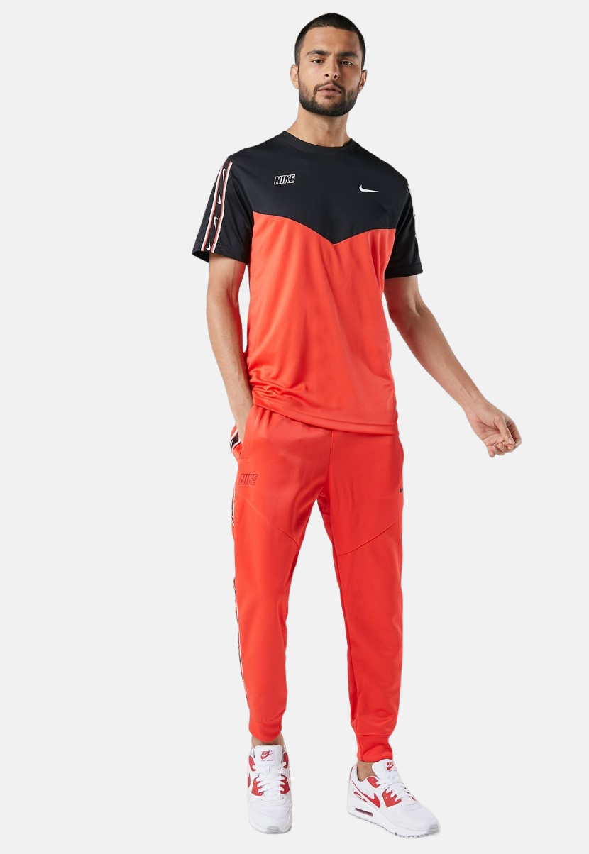 Футболка спортивная NIKE M Nsw Repeat Sw Pk Tee 1, размер M, черный/красный — фото 1