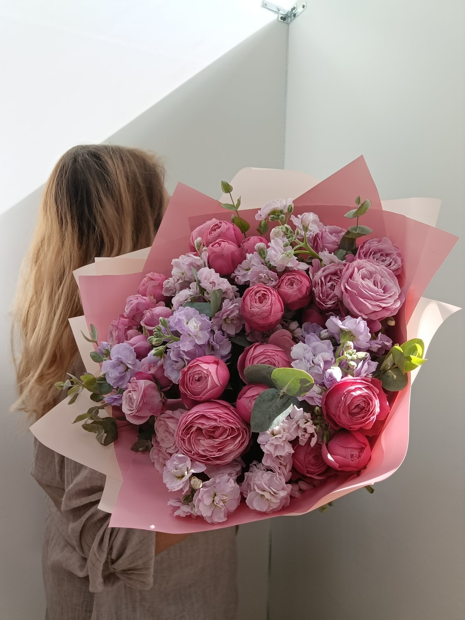 Букет роза пионовидная кустовая маттиола в упаковке для любого повода