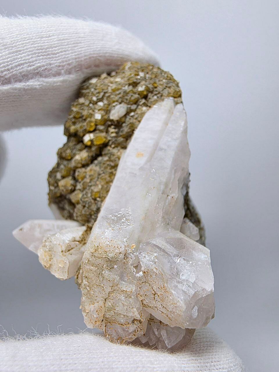 Гранат андрадит с кальцитом 57 мм, 62 г. — фото 1