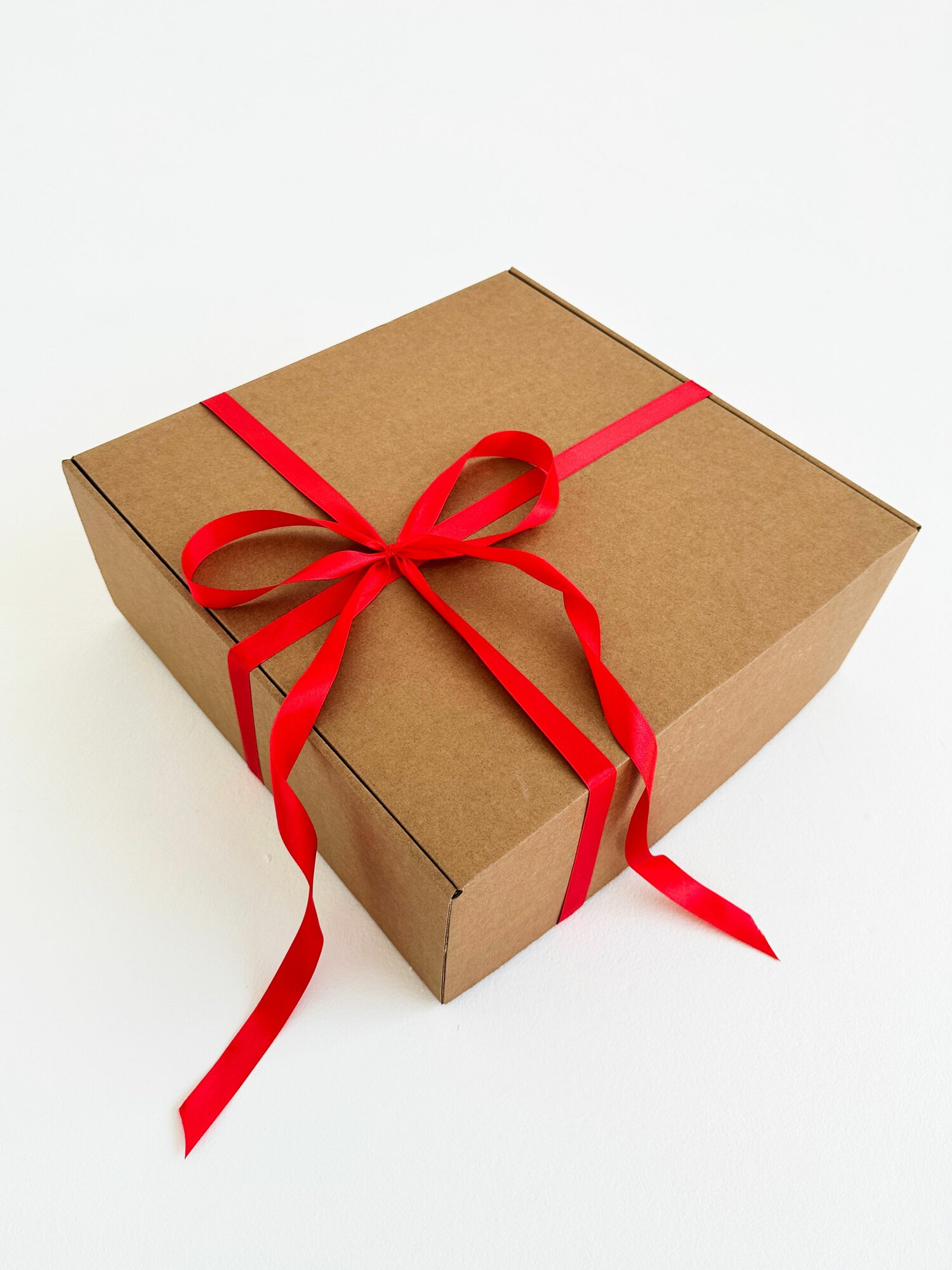 Подарочная коробка GILEV 37х37х14см с красной лентой