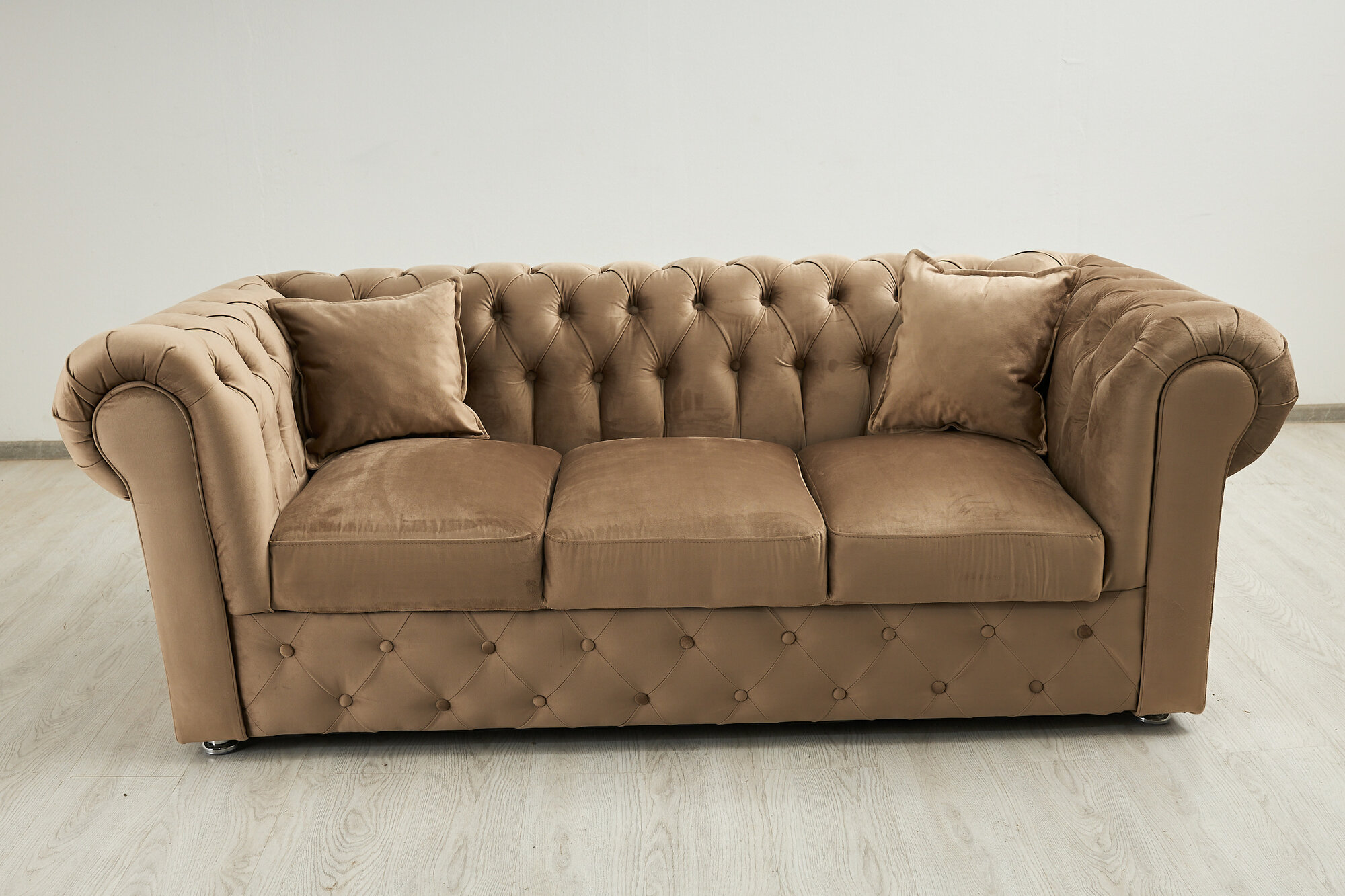 Диван HBR Честер трехместный обивка из велюра песочного цвета