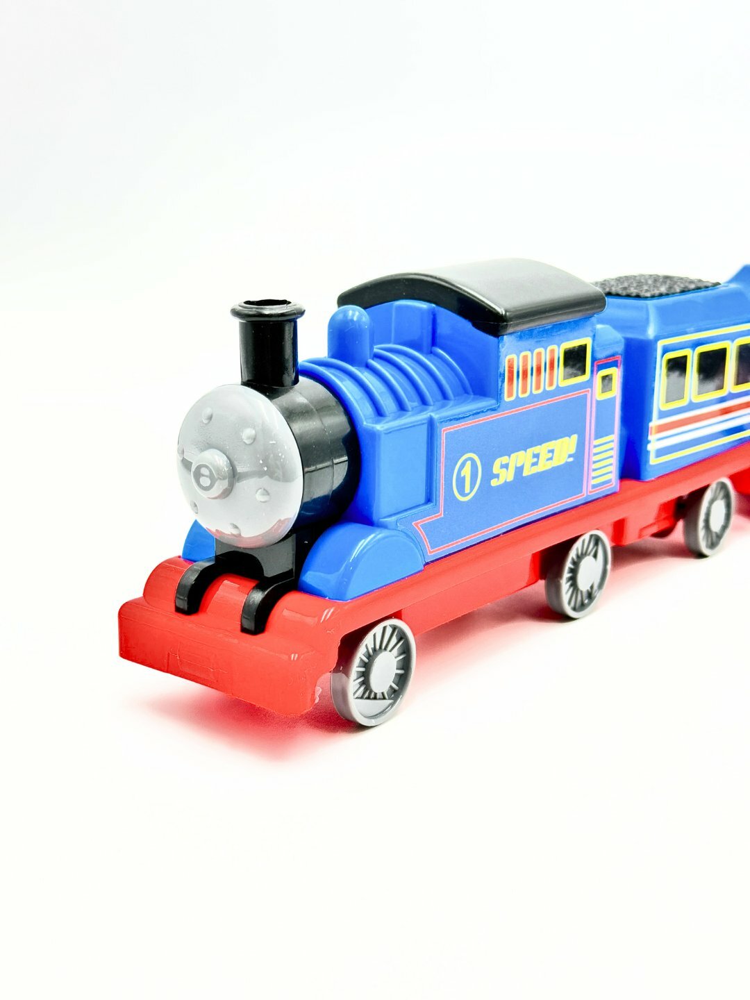 Классический выпускающий дым паровоз понравится даже самым взыскательным детям и перенесет их замечательный мир фантазий