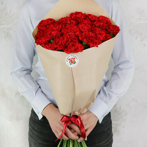 Изображение товара Букет живых цветов Букет Маркет, 25 гвоздик, 60 см, на стеблях, в крафт-бумаге, красный