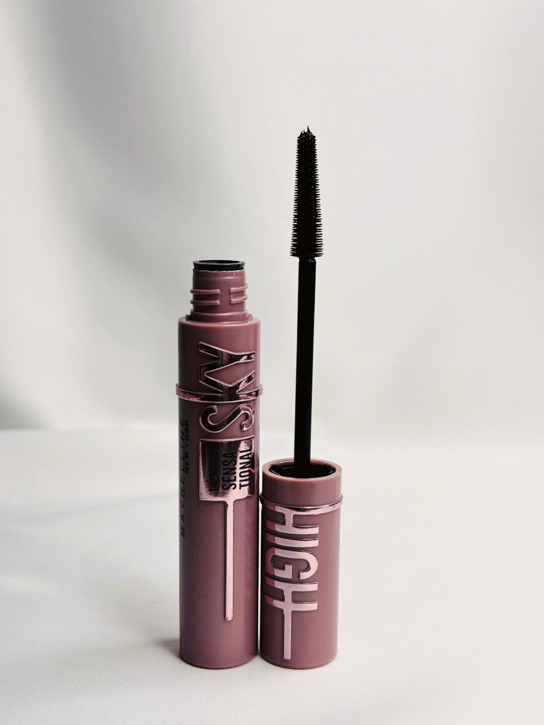 Туш для ресниц, придающая длину, объем и блеск, чёрного цвета