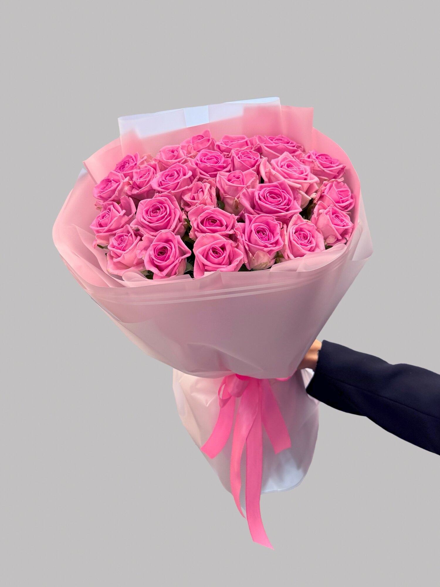 Букет живых цветов розовые розы 25 шт 50 см. 