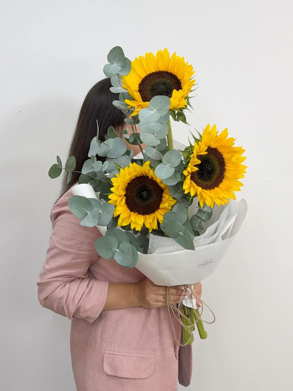 Букет "Подсолнухи и Эвкалипты" на стеблях с открыткой 3 цветка высота 60 см
