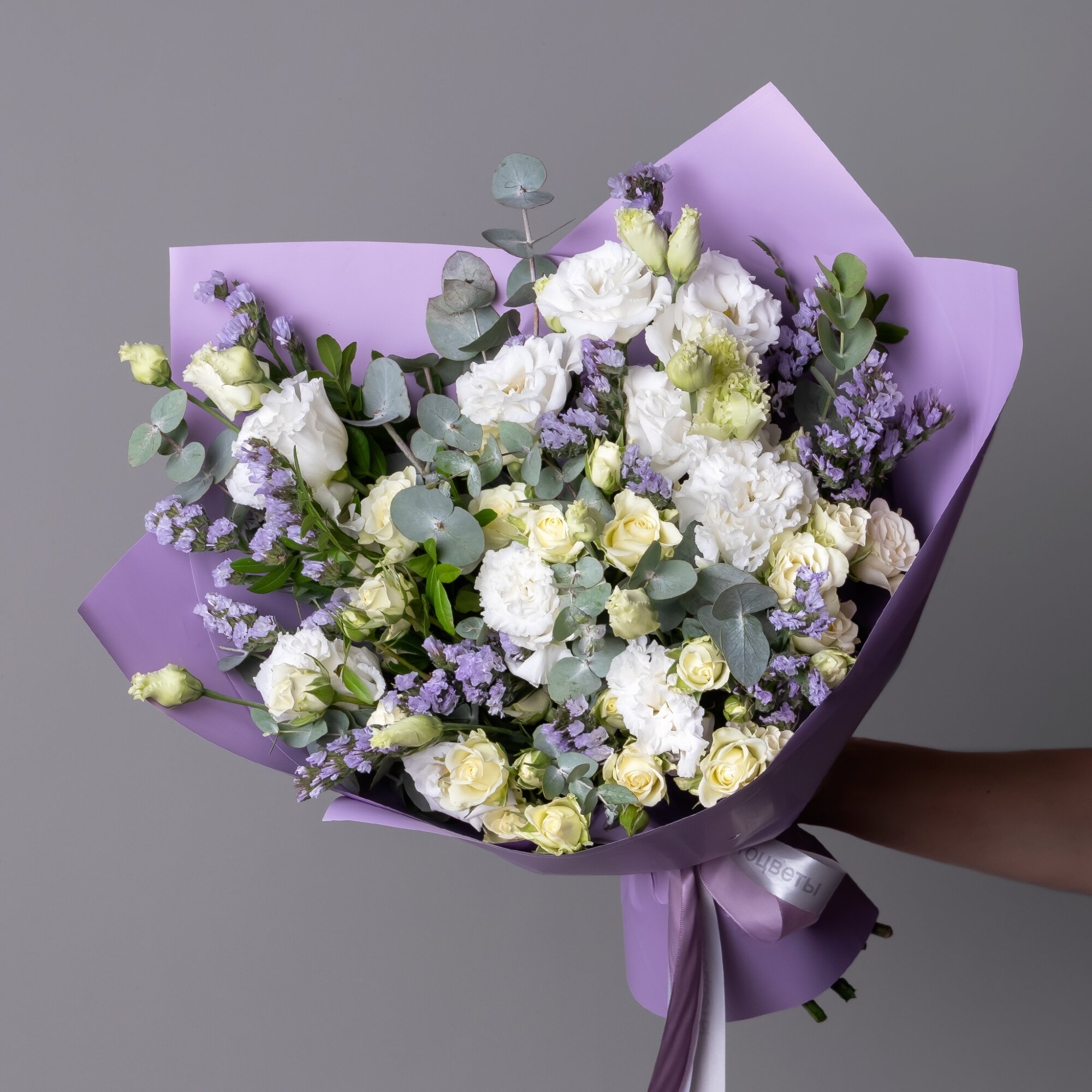 Букет цветов Герда М из кустовых роз и эустомы в коробке и аквабоксе от "Простоцветы"