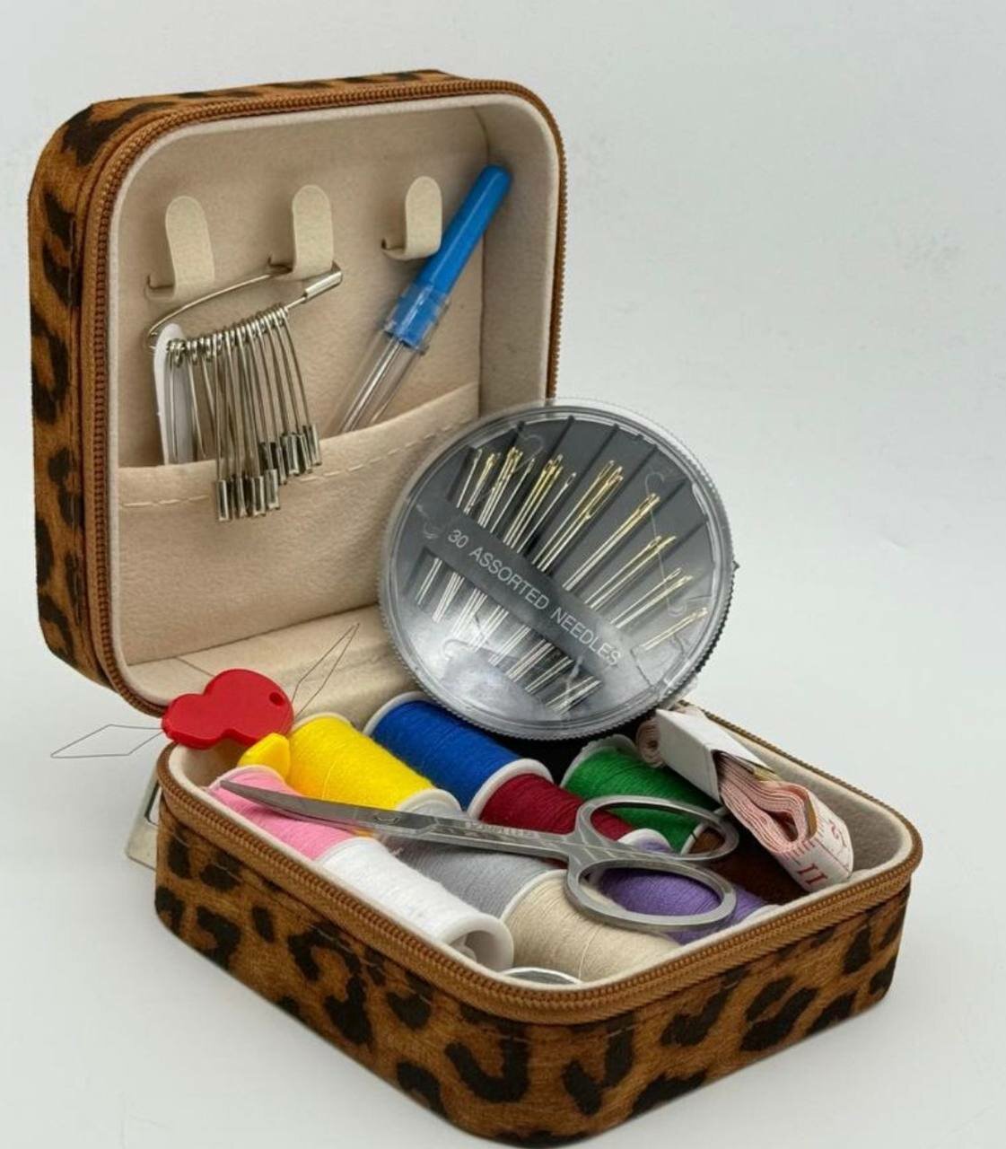 Швейный набор в компактном кейсе, Набор для шитья с 12 нитками и аксессуарами