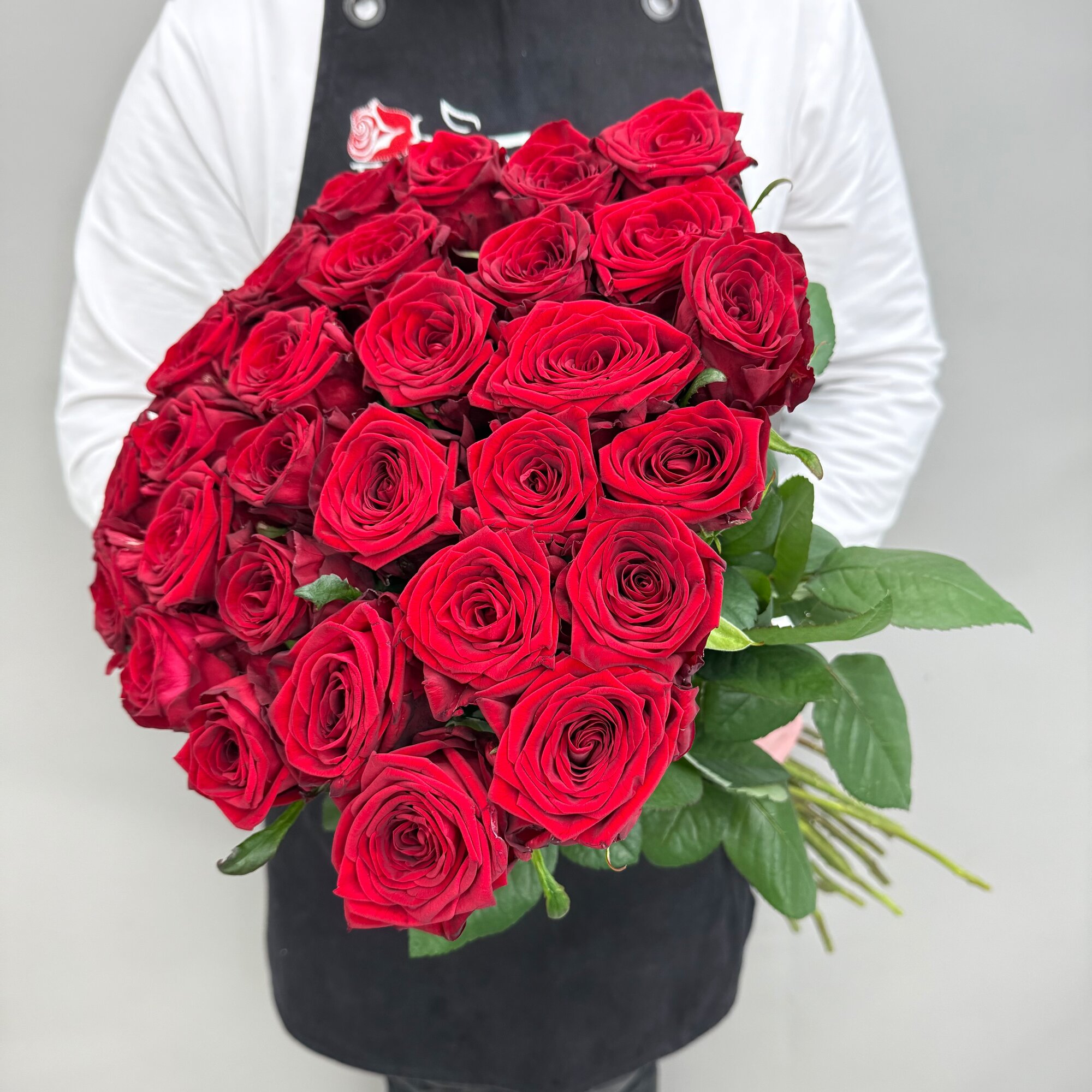 Розы красные Ред Наоми в букете под ленту 29 штук 70 см Q137 РозаВам