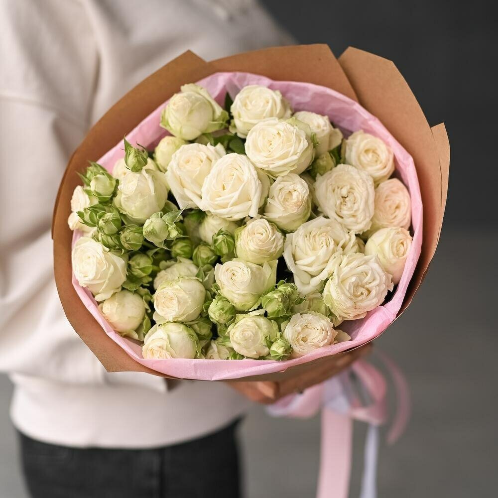 Букет из 5 белых кустовых роз в стильном формлении на 1 сентября