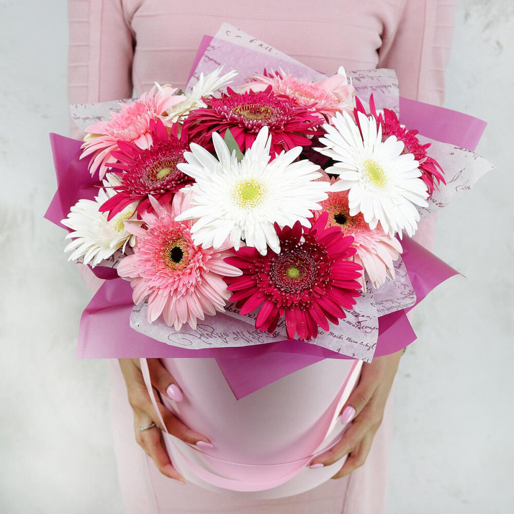 Букет из гербер Букет Маркет в шляпной коробке 40 см разноцветный