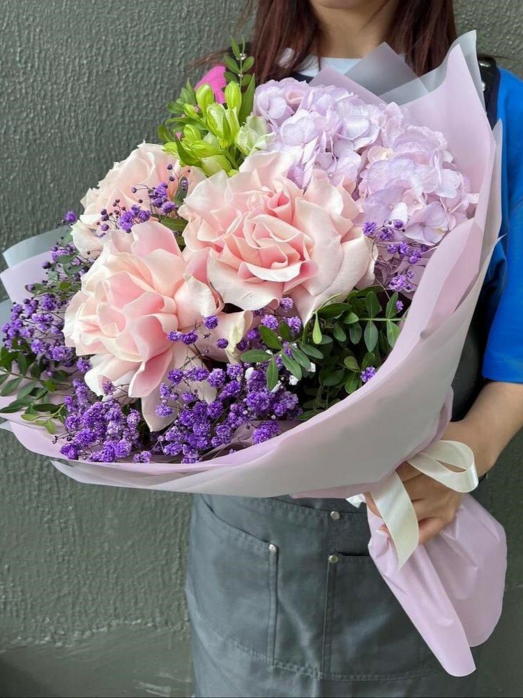 Авторский букет живых цветов "Пионовидные французские розы и гортензия"