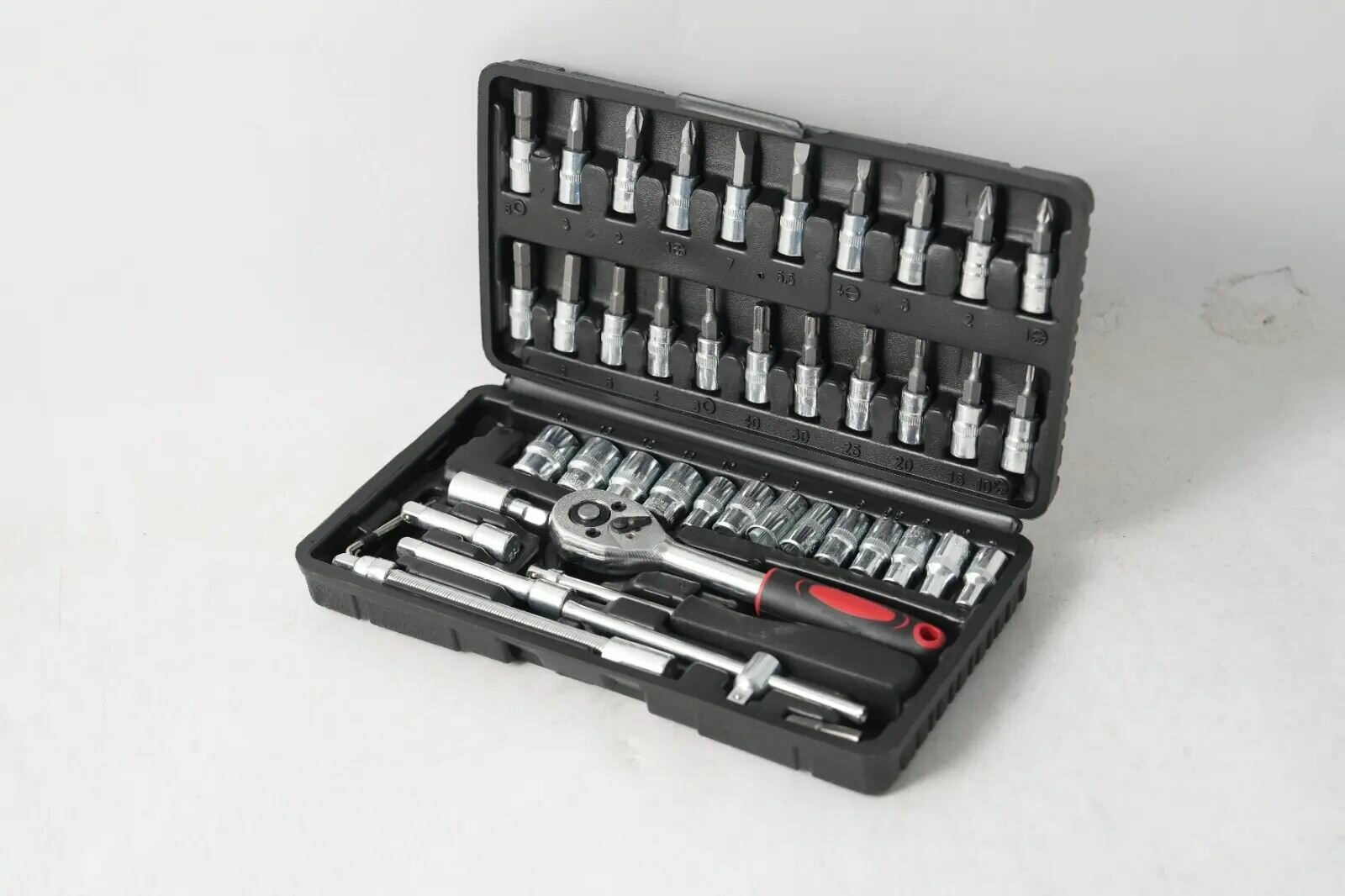 Набор автомобильных инструментов марки M-SERVICE из 46 предметов, пластмассовый кейс — фото 1