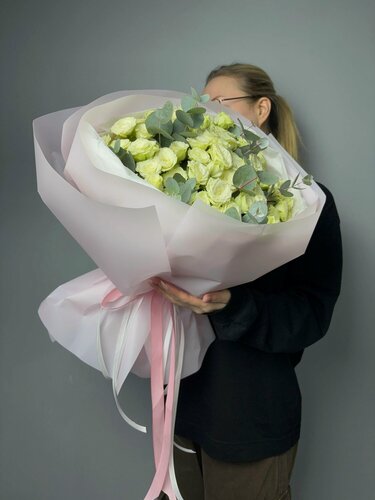 Изображение товара FRESH FLORA Белый Жемчуг: букет из 19 белых кустовых роз и эвкалипта – купить свежие цветы с доставкой в Москве