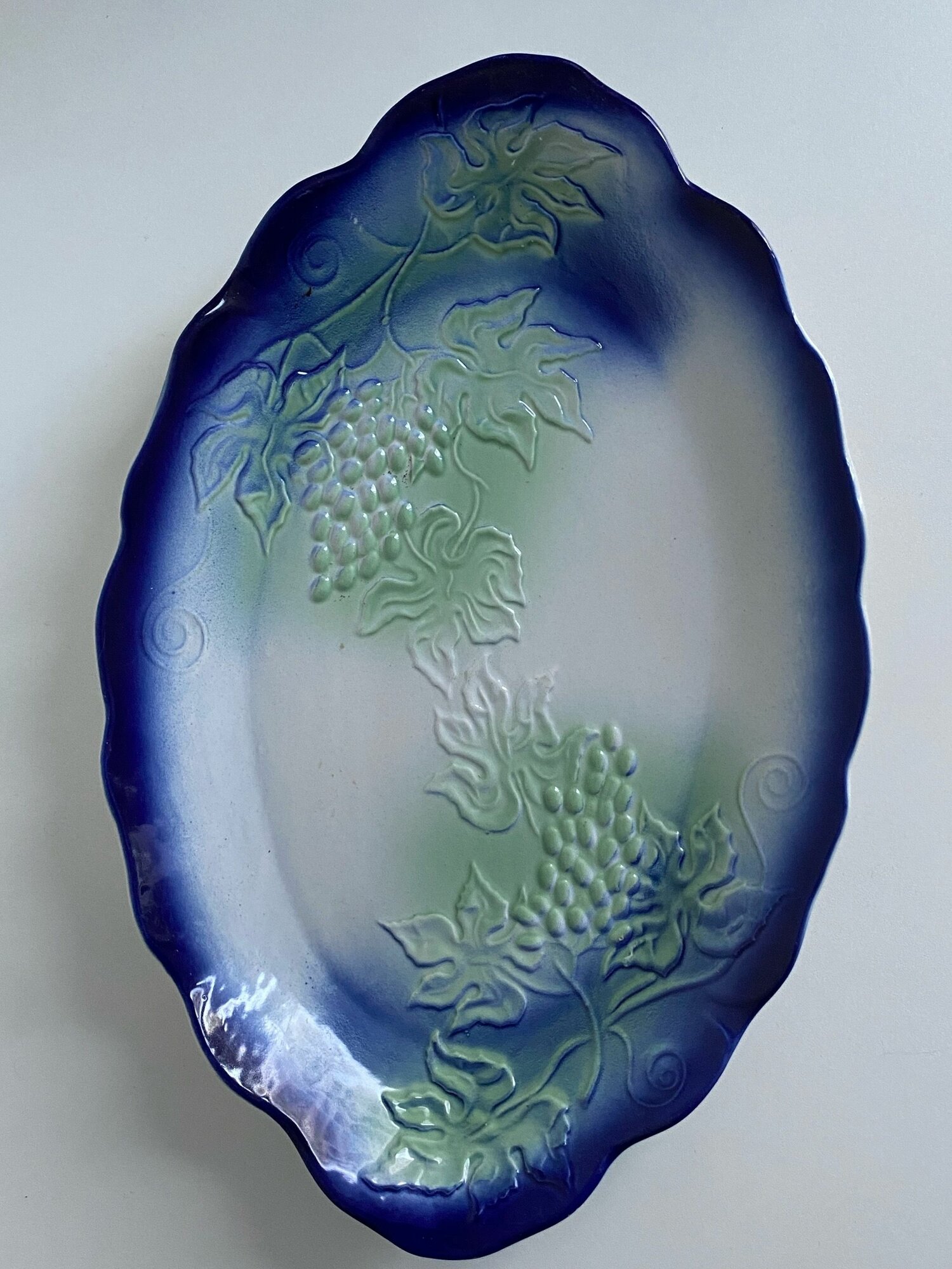 Блюдо сервировочное "Виноградная лоза" Рельефный декор. Керамика. СССР СЛФ. Длина: 42 см. Ширина: 27.5 см. Ленинградский завод Стройфаянс.