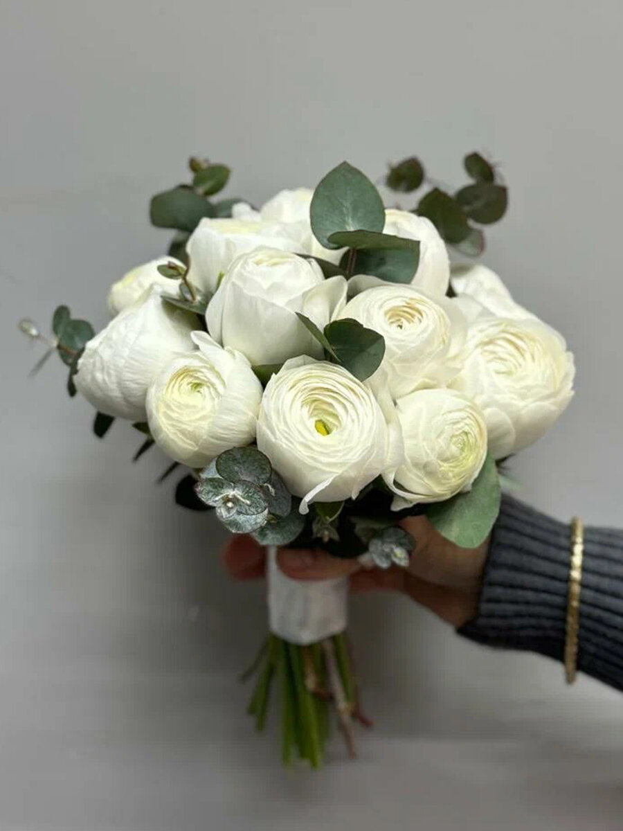 Букет живых красивых цветов N1flor из15 белых ранункулюсов и эвкалипта свадебный букет невесты высота 25 см.