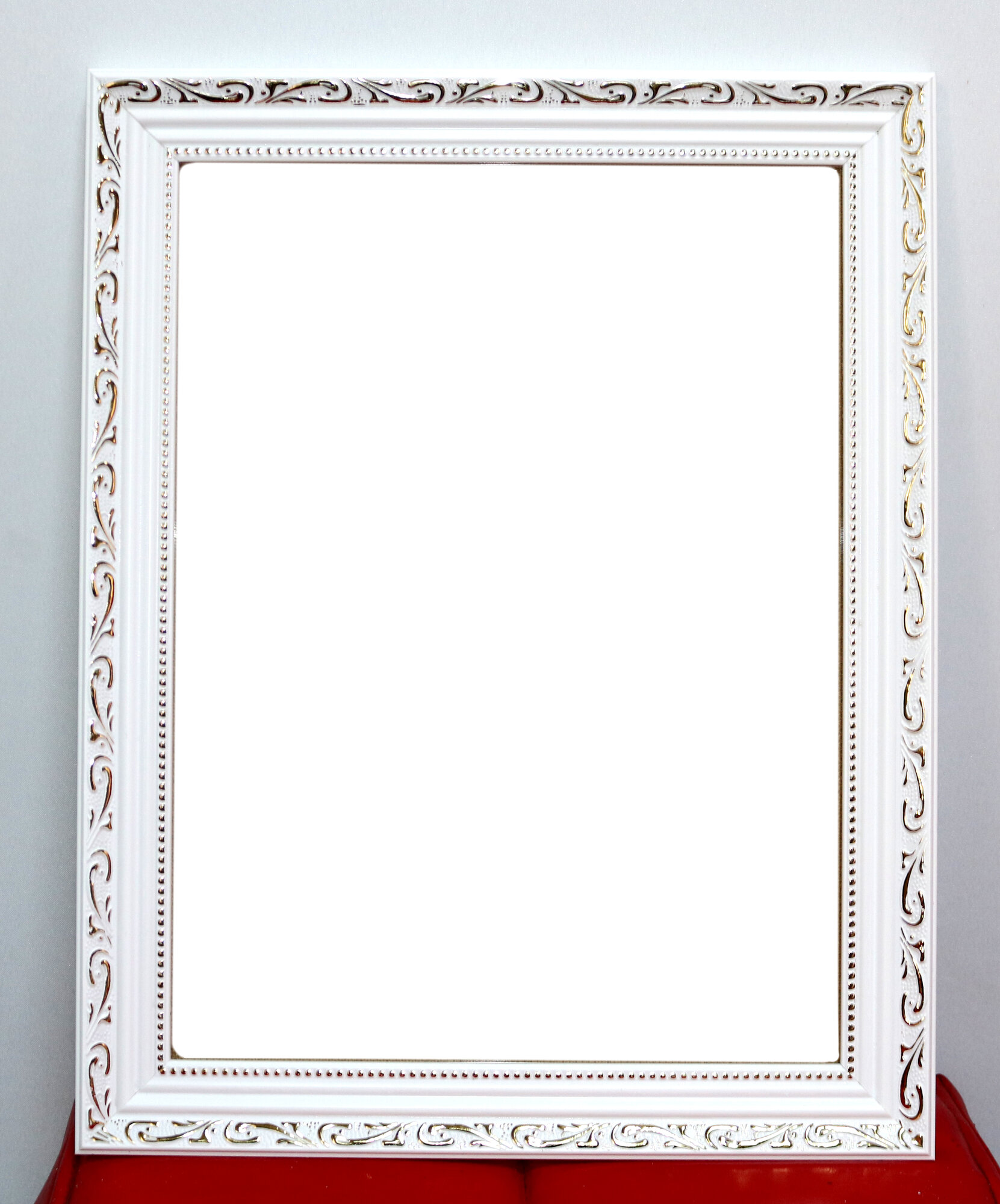 Рамка А3, багет для фотографии, фоторамка, цвет белый с золотыми узорами, с 2 железными креплениями