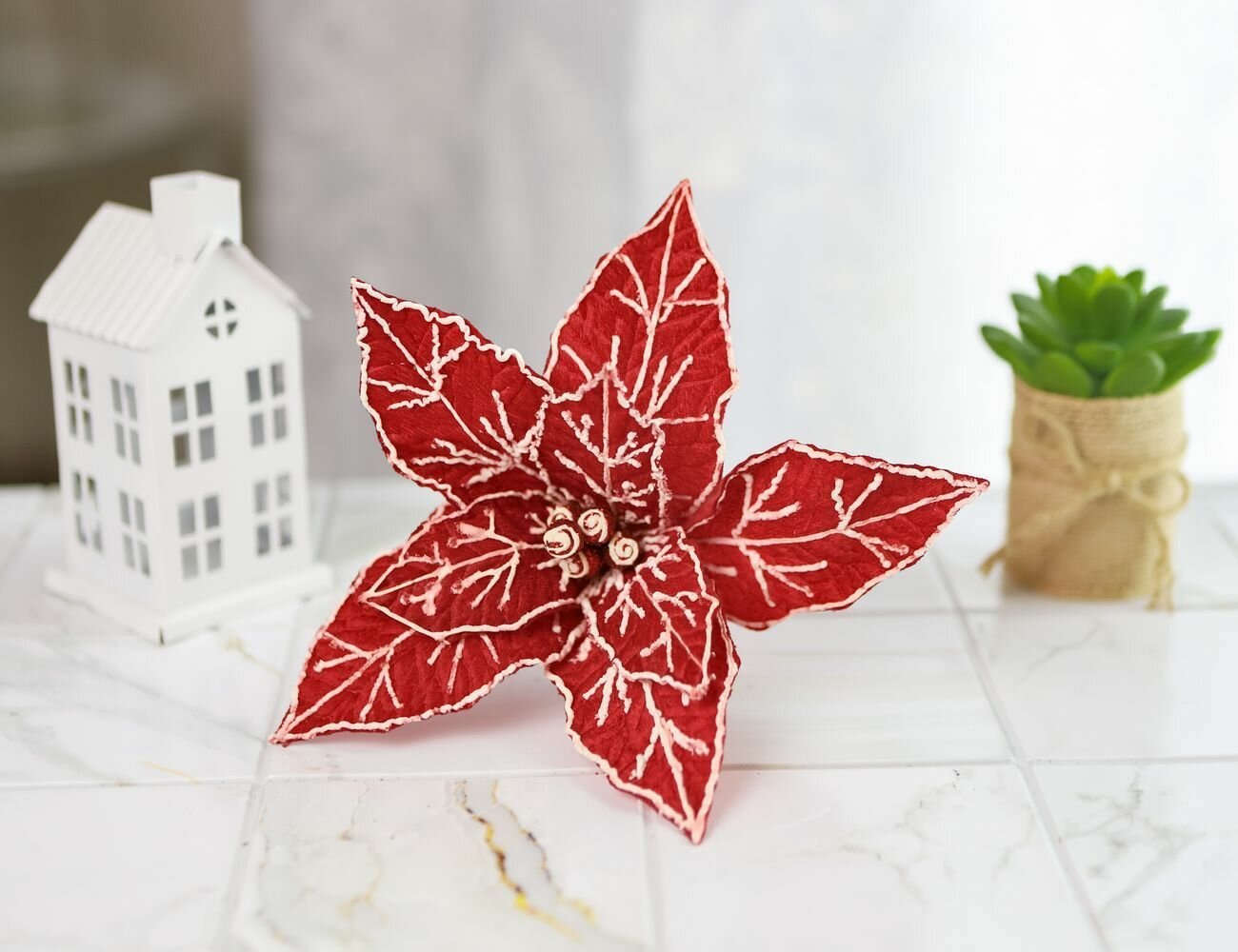 Искусственная пуансеттия южная красотка на клипсе полиэстер 20 см Winter Deco 5001123