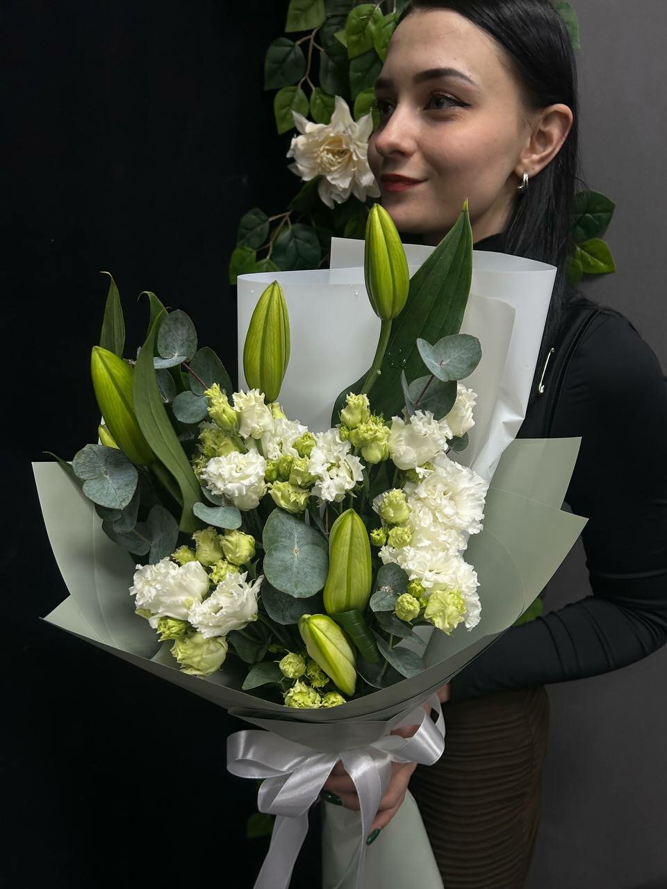 Монобукет из 5 розовых пионов Сара Бернар с ветками эвкалипта