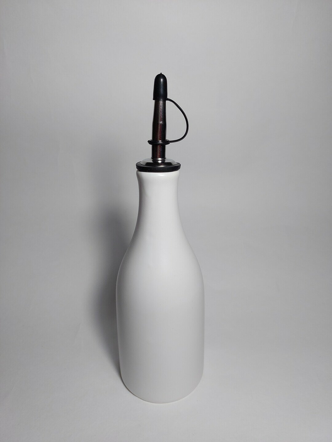 Бутылка из керамики для хранения подсолнечного/хлопкового масла с дозатором. Белый цвет.