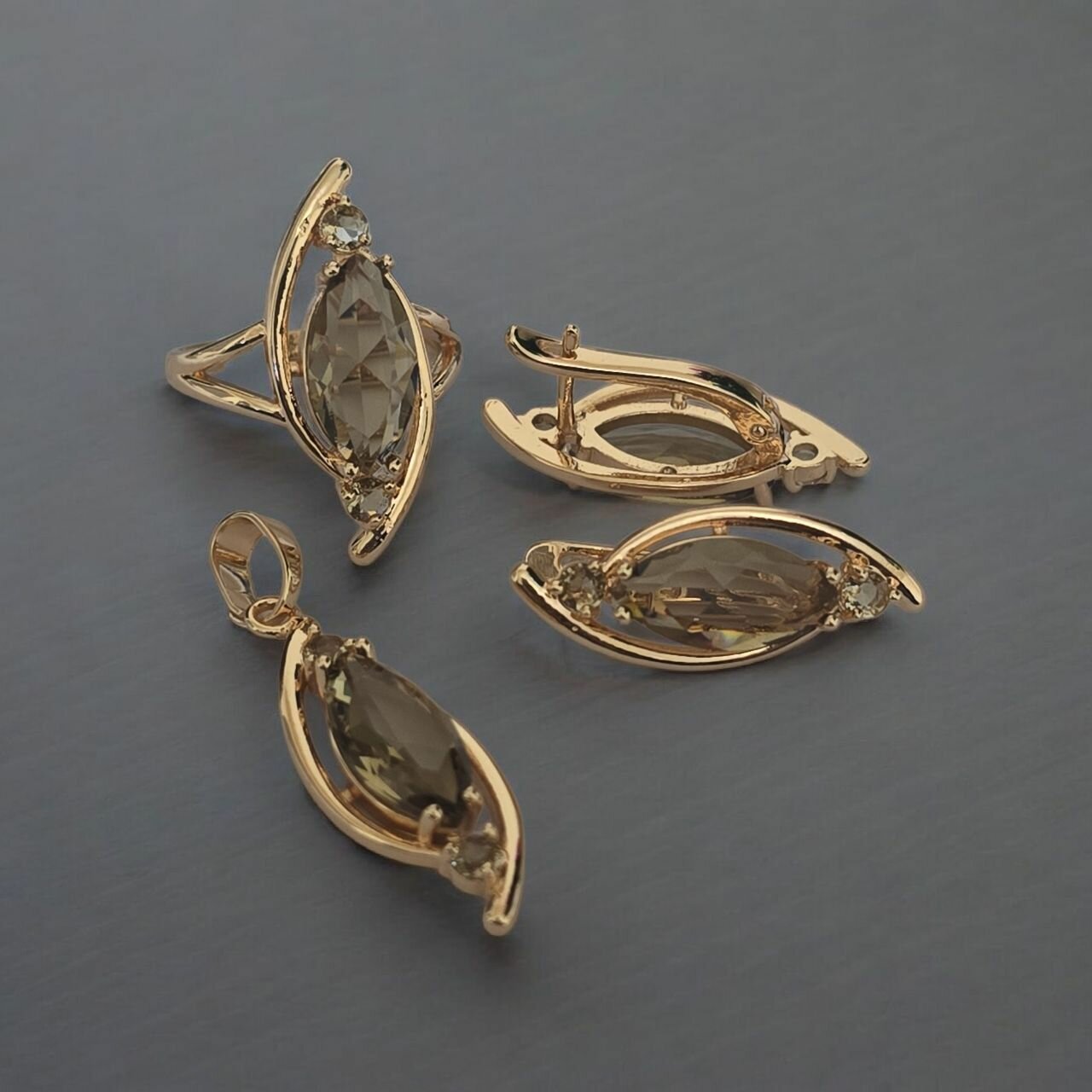 Комплект бижутерии: серьги, кольцо, фианит