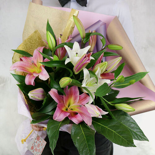 Изображение товара Букет из 5 восточных лилий с листьями аралия 70см от Букет Маркет