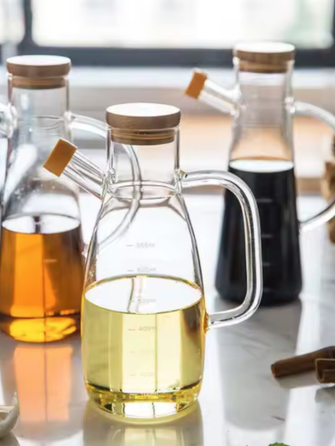 Аметистовый стеклянный графин — стильное решение для хранения масла, уксуса и заправок.