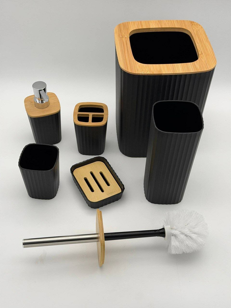 Бамбук и дизайн: стильный черный набор аксессуаров из 6 предметов для ванной лаборатории и туалета.