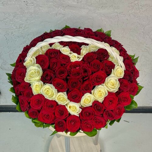 Изображение товара Корзина из 101 розы Rybe-Flowers, сердце из роз, белые и красные, листья рускуса, 30 см