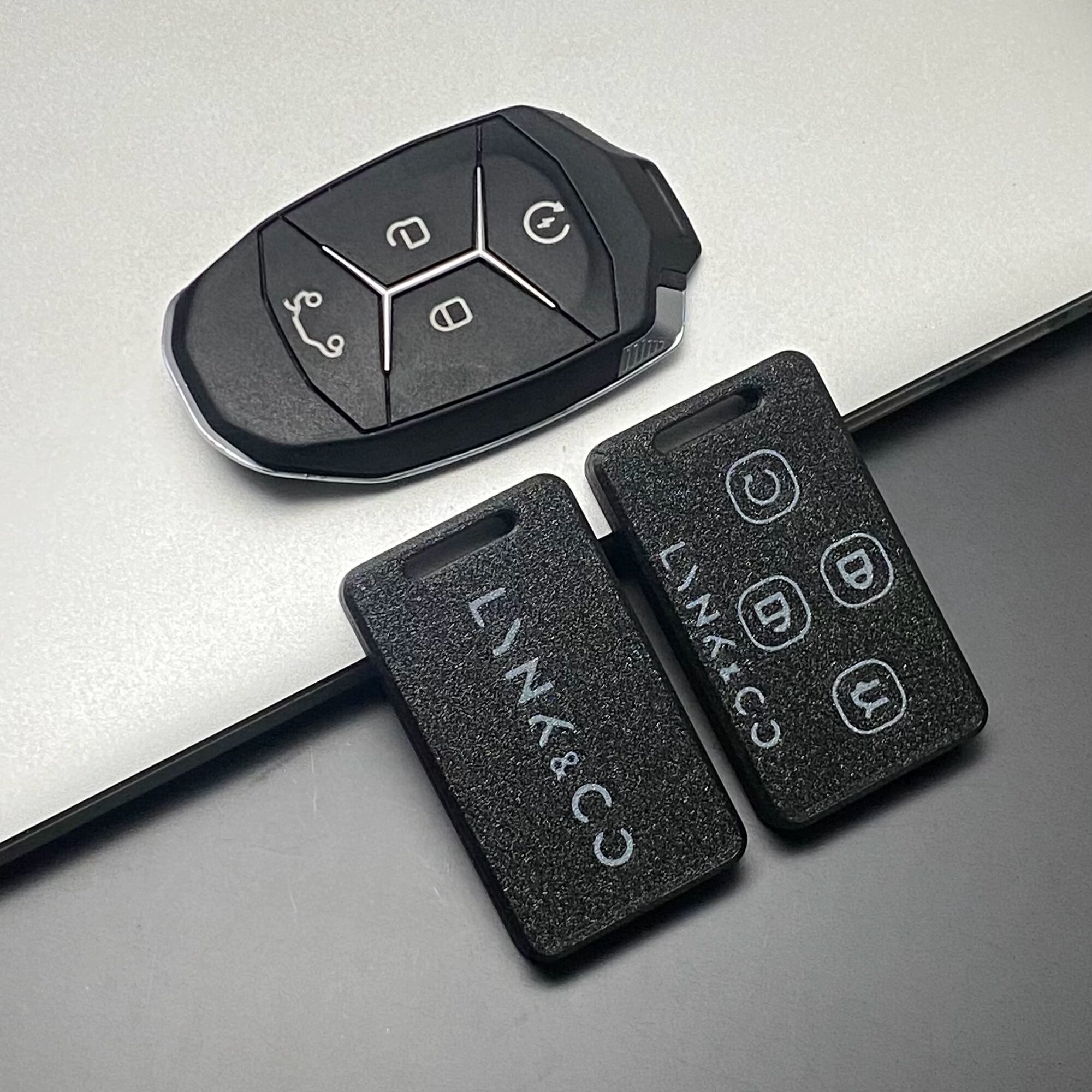 Чехол для ключа автомобиля Lynk & Co 01/02/03 4-клавишная модель, черно-серый цвет, с механическим ключом, 3D-печать