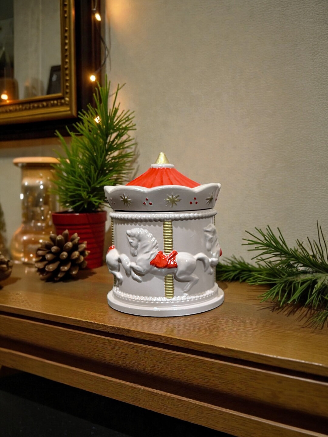 Декоративная aрома-свеча Карусель, 9*9*10 см - Бежевый меланж