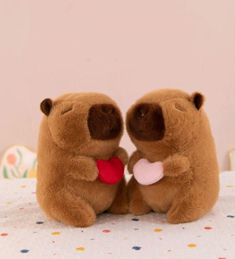 Мягкая игрушка Капибара с красным сердцем в руках — милый плюшевый подарок для детей и любимых.
