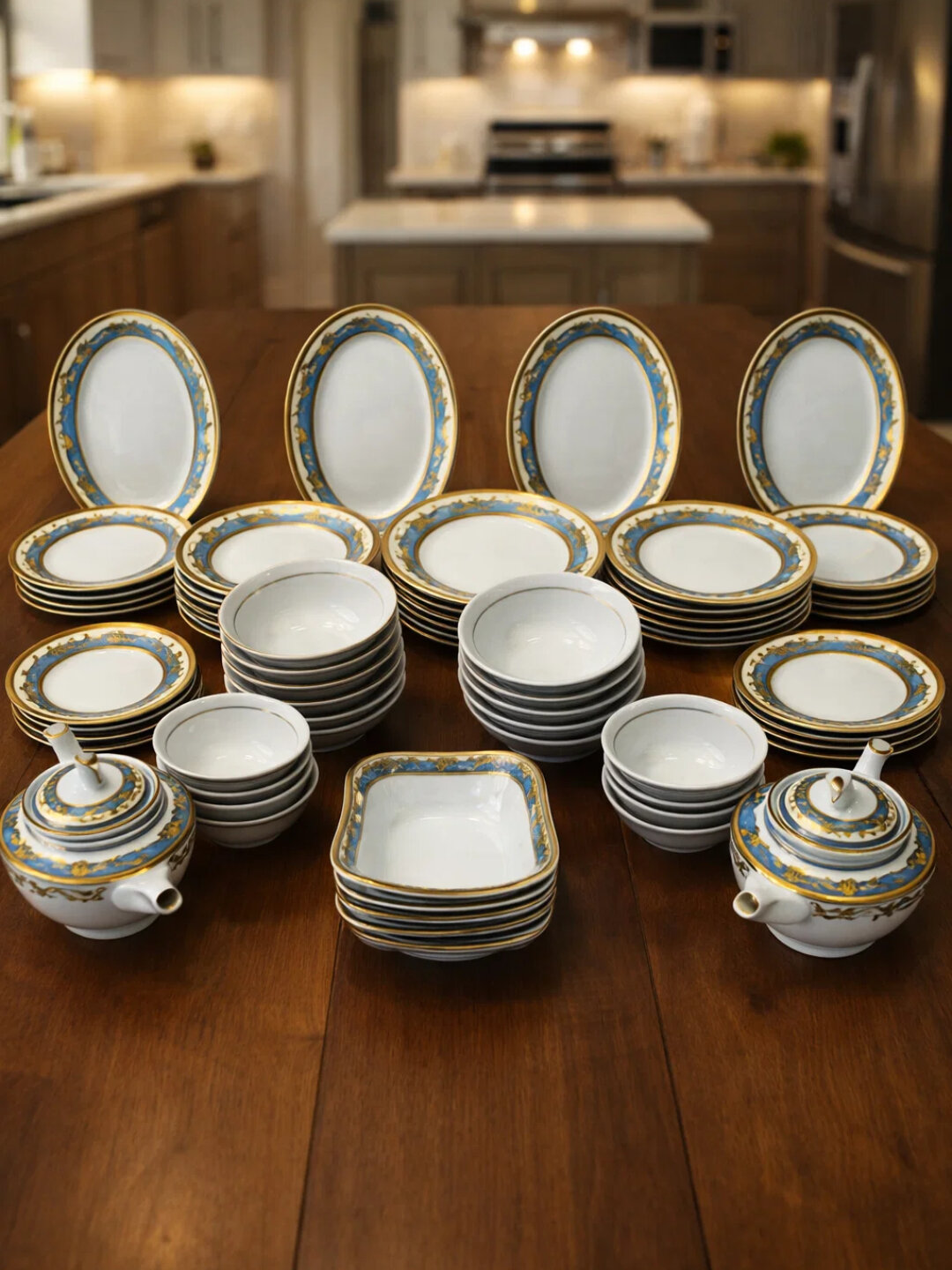 Фарфоровый набор столовой посуды, 60 предметов, на 12 персон