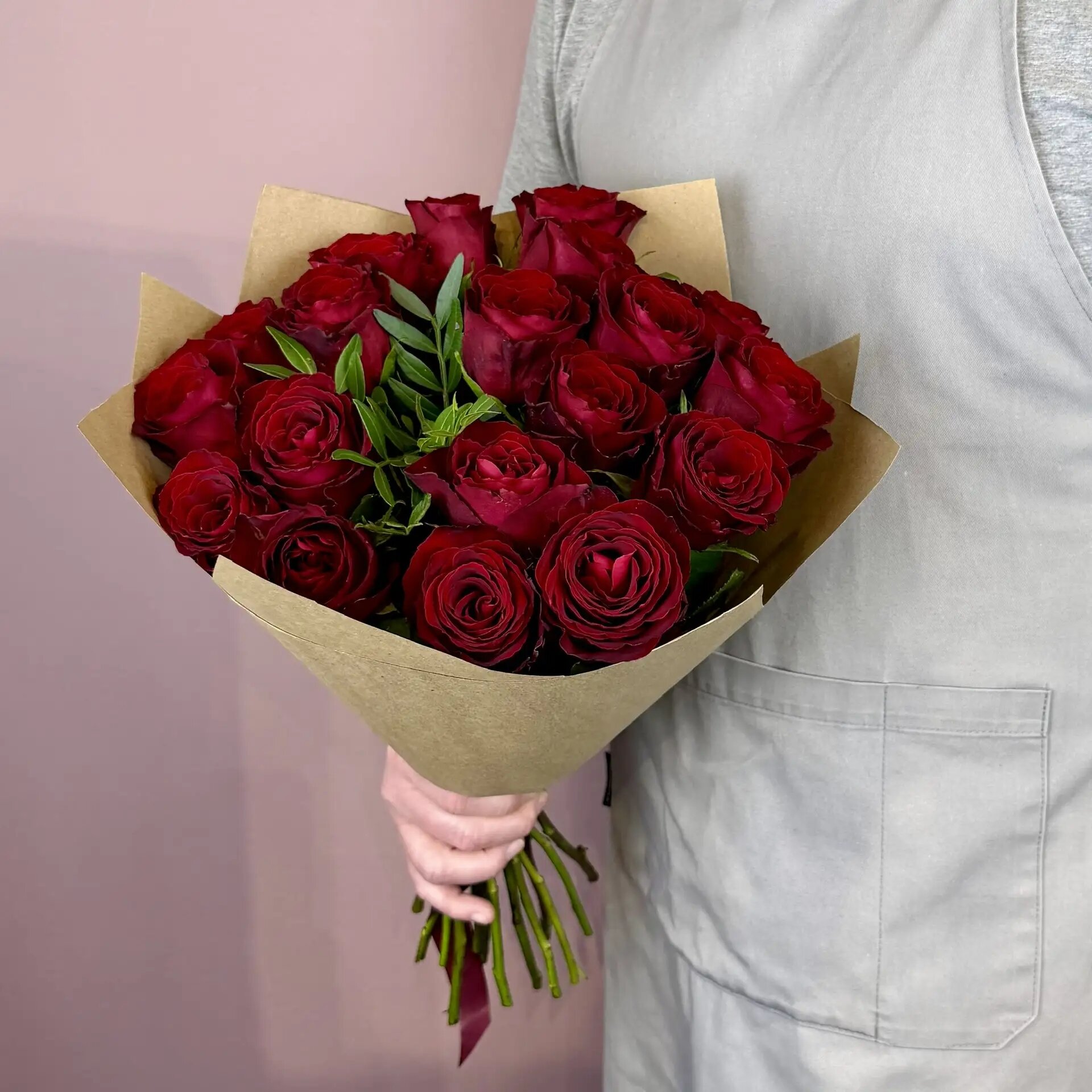 Букет из роз "Бордовые розы в крафтовой упаковке" 19 роз с фисташкой