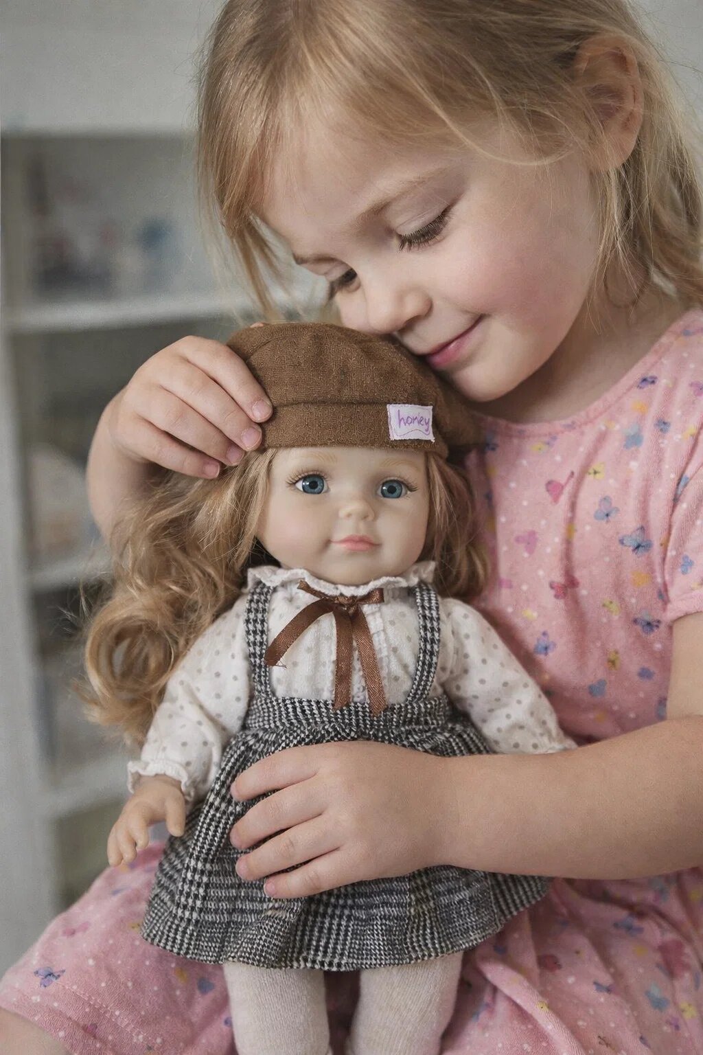 Интерактивная кукла JELENAв костюмчике подарочная упаковка