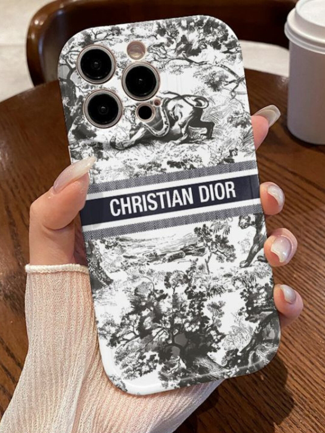 Чехол для айфон 15 про мах в стиле Christian Dior премиальный защитный кейс с принтом — фото 1