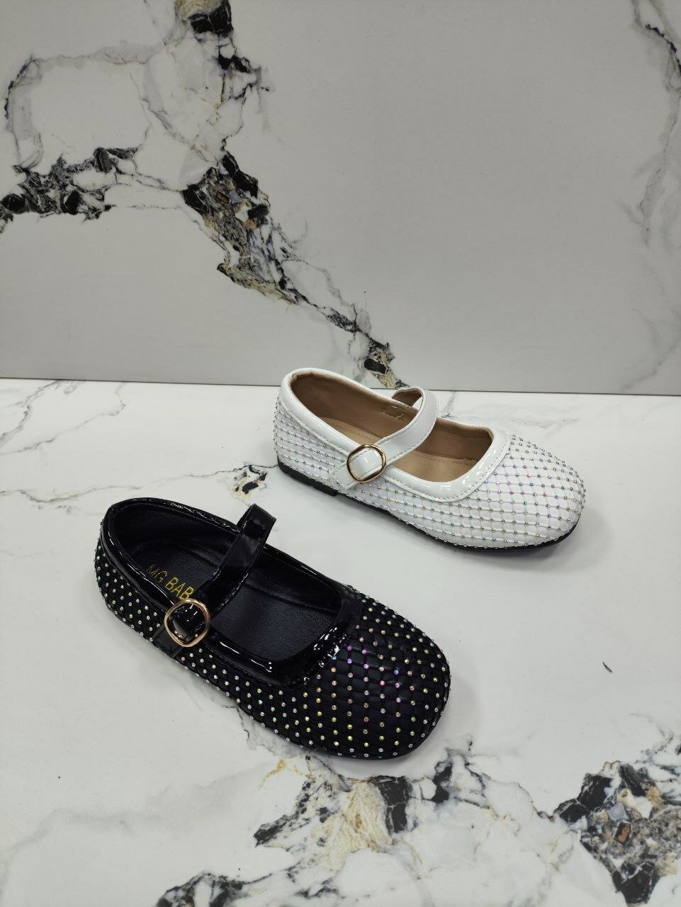 Легкие, удобные балетки для девочек из лакированной кожи, гипоаллергенные, вы можете доверить их своему ребенку, гибкие, размеры 31 32 33 34 35 36, черно-белые.