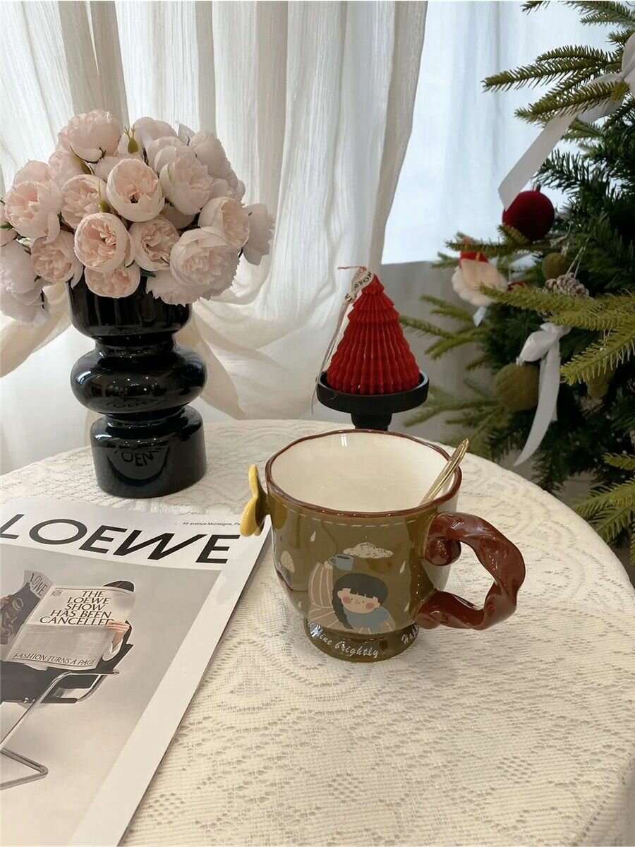 Керамическая кружка ZARA HOME оливково-зеленого цвета с рисунком милой девочки, объемная ручка в виде банта — фото 1
