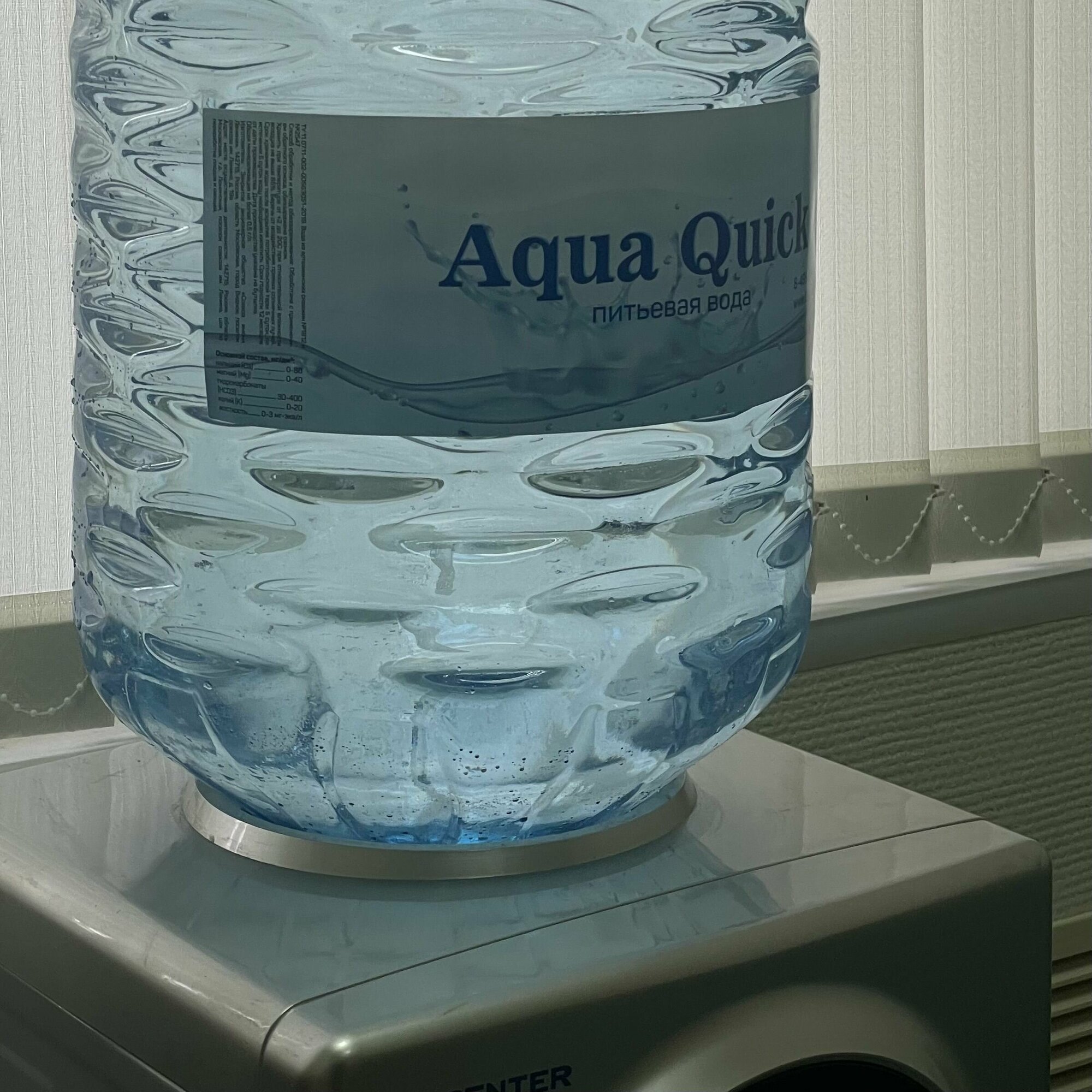 Вода питьевая "AquaQuick", негазированная, 19 л, одноразовая тара ПЭТ - фотография № 1