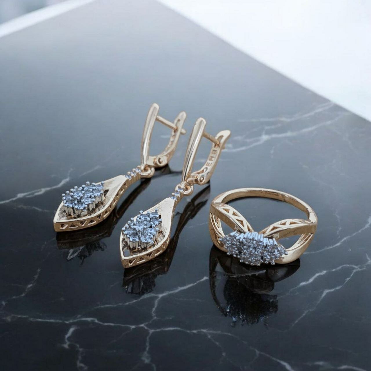 Комплект бижутерии: кольцо, серьги, фианит