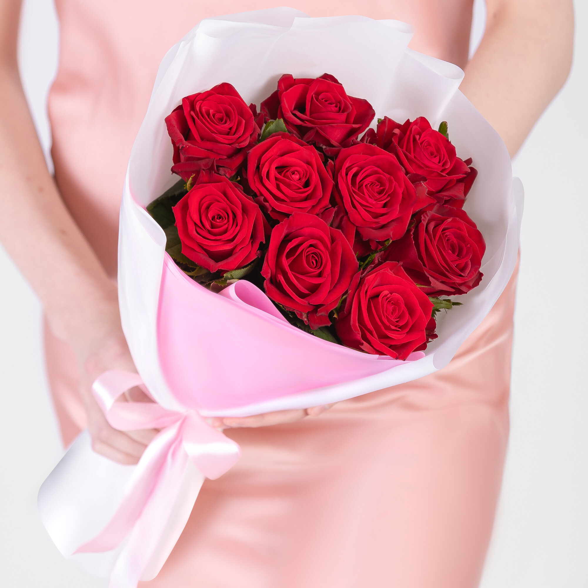 Букет Мегацвет24 розы 9 шт дизайнерская упаковка красный 50см